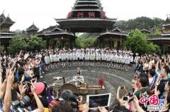 贵州黎平:谷雨节万人狂欢“丢卣卣”＂抹